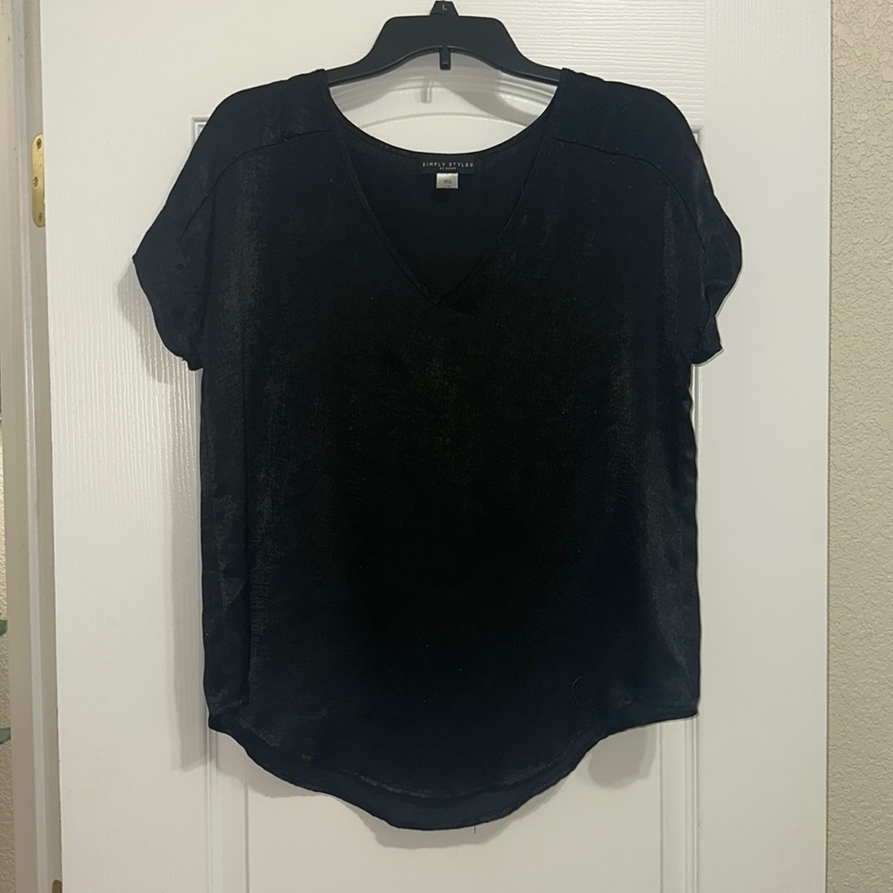 Womens LARGE SIMPLY STYLED BLACK SILKY VNECK TOP